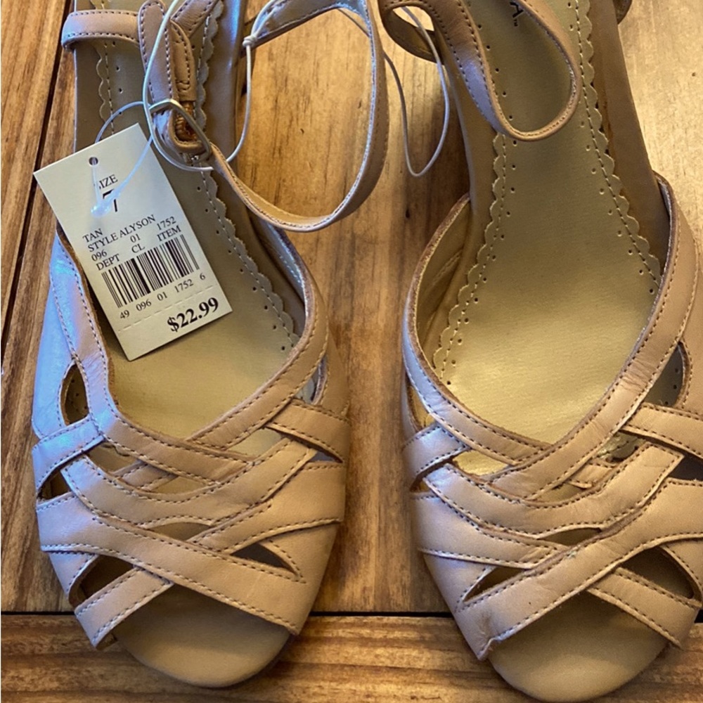 New with tag Merona size 7 wedge heels